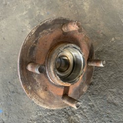 REAR WHEEL HUB & BEARING NISSAN BLUEBIRD U13