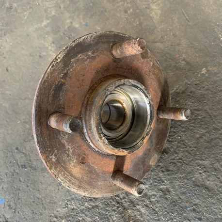 REAR WHEEL HUB & BEARING NISSAN BLUEBIRD U13