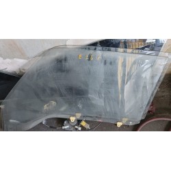 FRONT DOOR GLASS NISSAN CARAVAN E24 RH