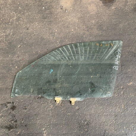 NISSAN SENTRA B12 FRONT DOOR GLASS  LH