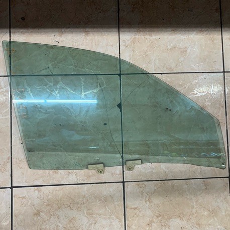 NISSAN SENTRA B12 FRONT DOOR GLASS  LH