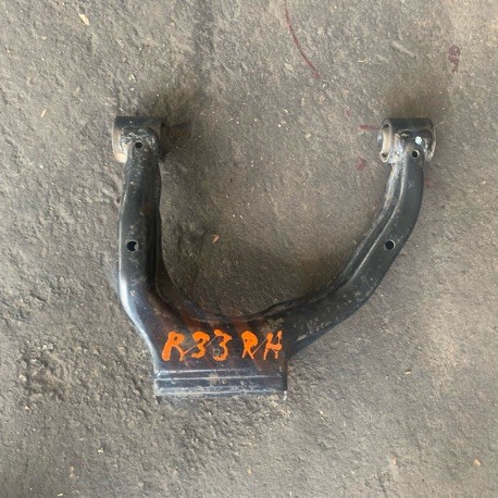 NISSAN CARAVAN E25 UPPER CONTROL ARM RH