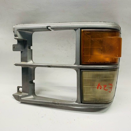 TOYOTA HIACE YH51HEADLAMP FINISHER RH