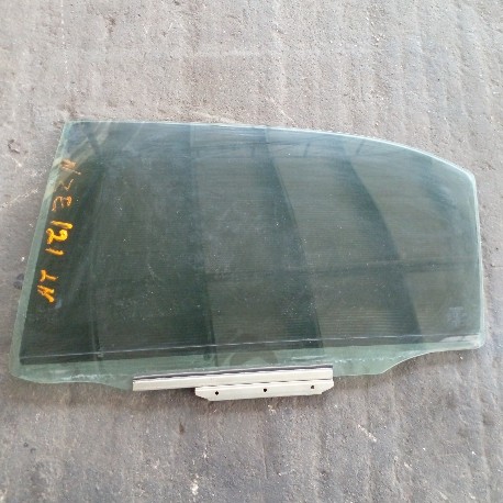 NISSAN SENTRA B12 FRONT DOOR GLASS  LH