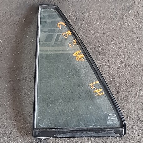 NISSAN SENTRA B12 REAR QUARTER GLASS RH